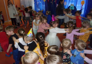 wspólne tańce na sali gimnstycznej