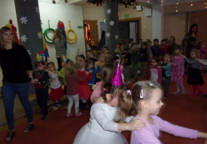 wspólne tańce na sali gimnstycznej