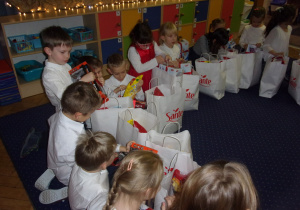 Juniorzy podczas wręczania prezentów