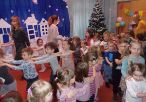 urodzionowe tańce na sali gimnastycznej