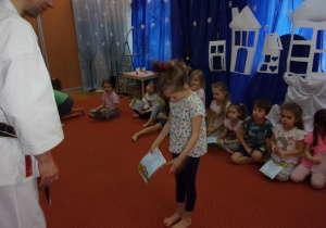 dziewczynka odbiera dyplom ukończenia zajęć z karate tradycyjnego