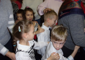 Juniorzy podczas wspólnych zabaw z Babcią i Dziadkiem