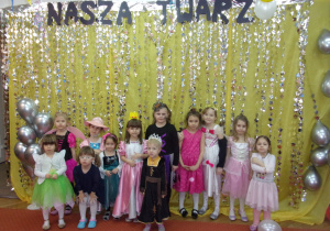 zdjęcie grupowe na tle dekoracji balu karnawałowego