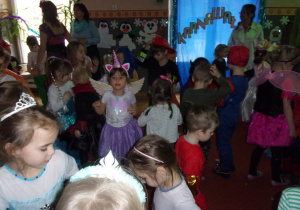 zabawy przy muzyce na sali gimnastycznej w strojach karnawałowych