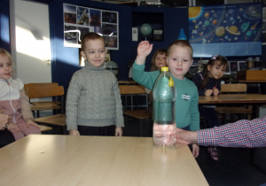 Tuptusie i Smyki uczestniczą w eksperymentach w Centrum Zajęć Pozaszkolnych