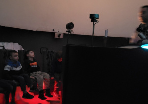 Żaczki poczas oglądania filmu w Planetrium