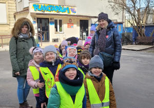 Żaczki - zdjęcie grupowe przed Centrum Zajęć Pozaszkolnych