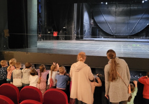 Żaczki przed sceną Teatru Wielkiego