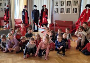 Żaczki - zdjęcie grupowe na pietrze Teatru Wielkiego