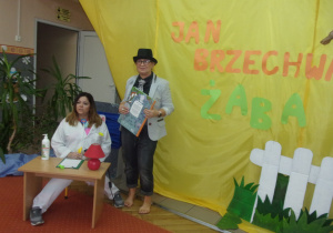 aktorzy w inscenizacji wiersza "Żaba" Jana Brzechwy