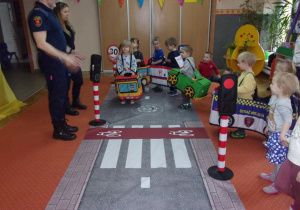 Tuptusie na sali gimnastycznej podczas zajęć ze Strażą Miejską