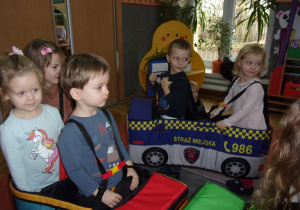 Smyki na sali gimnastycznej podczas zajęć ze Strażą Miejską