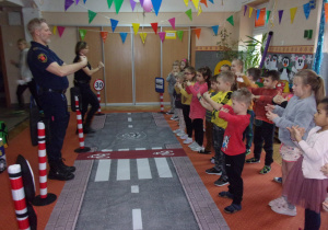 Juniorzy na sali gimnastycznej podczas zajęć ze Strażą Miejską