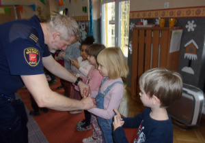 Juniorzy na sali gimnastycznej podczas zajęć ze Strażą Miejską