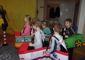 Żaczki na sali gimnastycznej podczas ćwiczeń ze Strażą Miejską