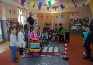 Żaczki na sali gimnastycznej podczas ćwiczeń ze Strażą Miejską