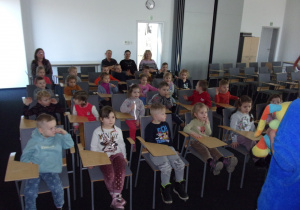 zajęcia w Centrum Dialogu - dzieci siadzą na krzesłach w auli