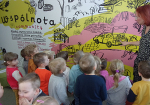 zajęcia w Centrum Dialogu - dzieci słuchają opowiadania