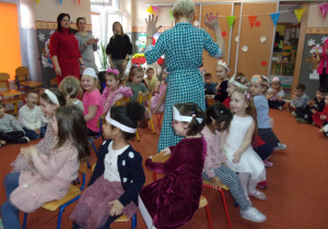 zabawa z krzesełkami na sali gimnastycznej