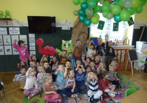 Smyki i Tuptusie - zdjęcie grupowe z gąbkowymi dinozaurami