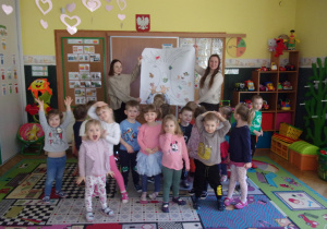Tuptusie - zdjęcie grupowe z wspólnie wykonaną pracą