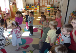 Smyki na dywanie z zakrytymi rączkami oczyma