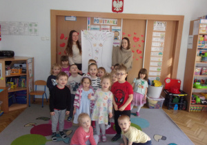 Smyki - zdjęcie grupowe ze studentami i wspólnie wykonaną pracą