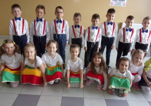 Juniorzy w strojach tanecznych przed występem - zdjęcie grupowe