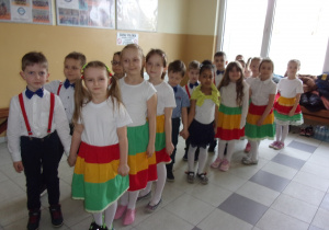 Juniorzy w parach w strojach tanecznych przed występem - zdjęcie grupowe