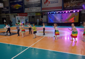 Juniorzy na scenie podczas wystepów