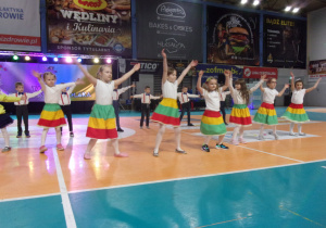 Juniorzy na scenie z rękoma podniesionymi do góry