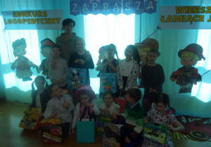 dzieci biorące udział w konkursie logopedycznym - zdjęcie grupowe na tle dekoracji konkursowej