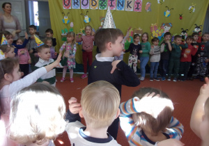 dzieci w kole podczas zabawy urodzinowej