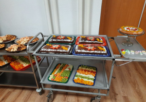 urodzinowy poczęstunek - ciasta, owoce, ciastka, świeczki