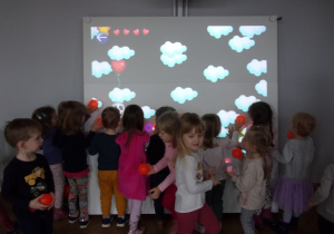 Tuptusie przy tablicy interaktywnej