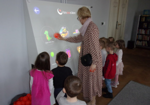 Tuptusie przy tablicy interaktywnej