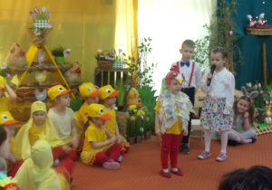 narratorzy i kurka podczas występów