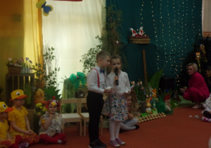 dwoje dzieci w białych koszulach