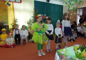 dziewczynki z koszyczkami mówią wiersze