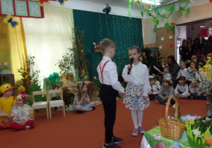 narratorzy w białych koszulach na tle dekoracji wielkanocnej