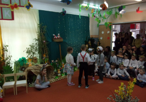 dzieci na tle dekoracji wielkanocnej