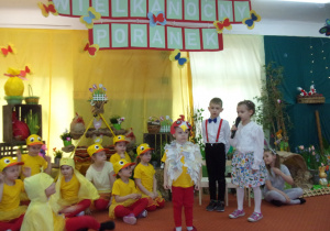 dzieci w stroju kaczuszek, kurki, narratorzy