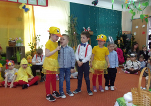 dwie dziewczynki w stroju kaczuszek i troje chłopców w koszulach