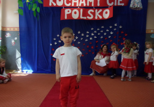chłopiec w stroju galowym