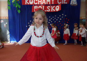 dziewczynka w stroju galowym