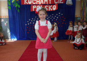 dziewczynka w stroju galowym