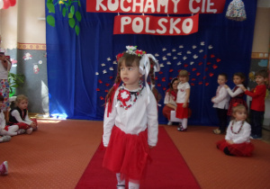 dziewczynka w stroju galowym