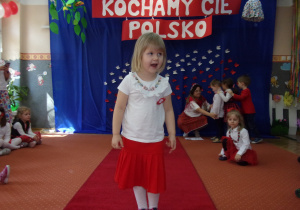 dziewczynka w stroju galowym