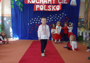chłopiec w stroju galowym