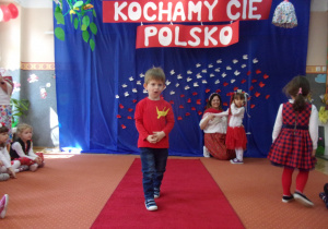 chłopiec w stroju galowym
